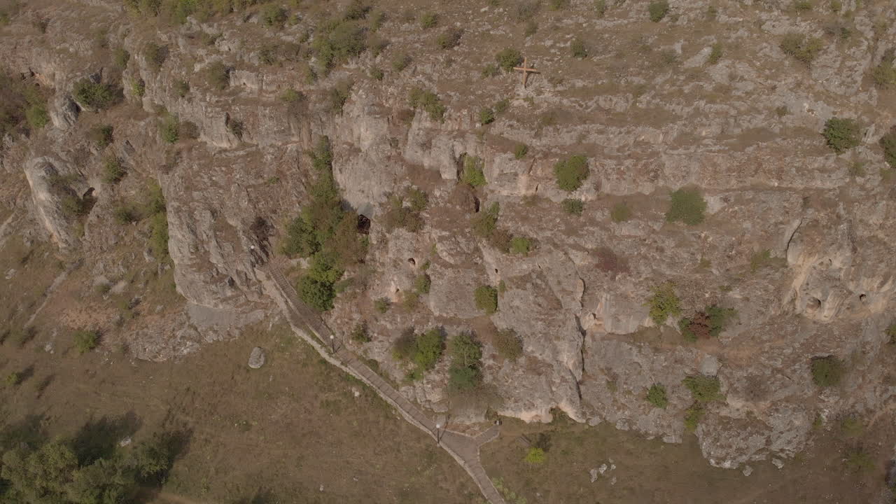 una gran cruz en la cima de una montaña desde una altura