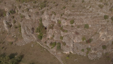 una gran cruz en la cima de una montaña desde una altura