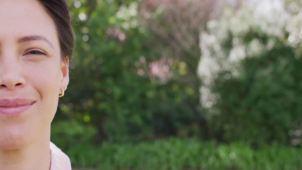 정원에서 행복한 백인 여성의 초상화