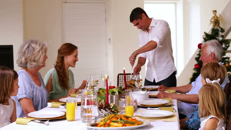 Padre-Tallando-El-Pavo-En-La-Cabecera-De-La-Mesa-En-Navidad