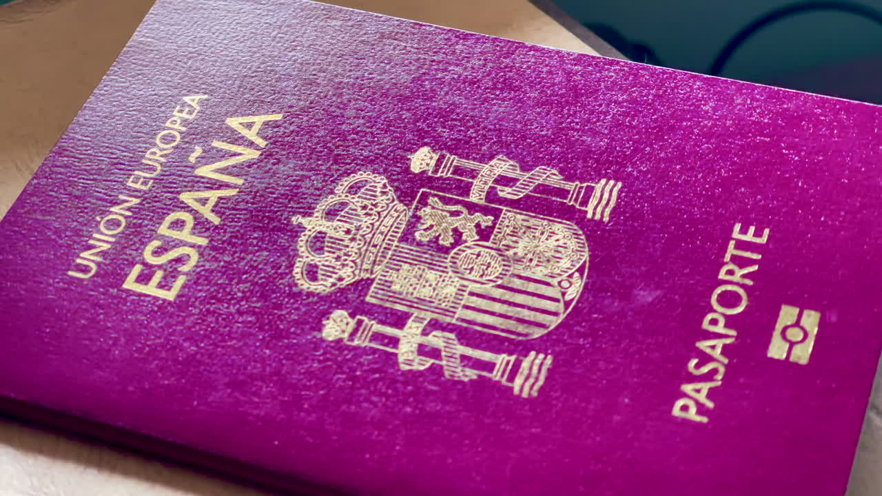 vista de cerca del pasaporte español en cámara lenta