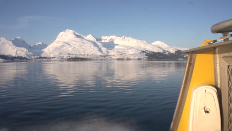 vista desde el barco con vistas a las montañas nevadas