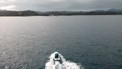 Ein-Boot,-Das-über-Den-Ozean-Segelt-1