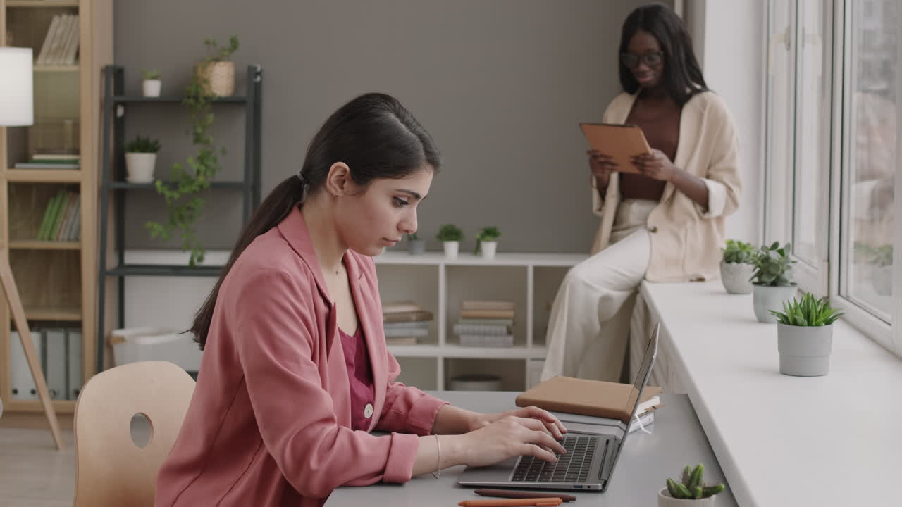 Due donne che lavorano in un ufficio