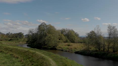 Drohnen-4K-Aufnahmen-Von-Cloverdale-Eines-Deichwegs-Im-Ländlichen-Hintergrund-Mit-Malerischem-Gelände-Und-Dem-Blick-Auf-Eine-Autobahn-In-Der-Ferne