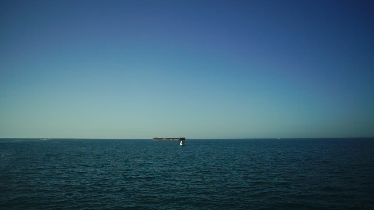 배 와 섬 을 가진 바다 전망