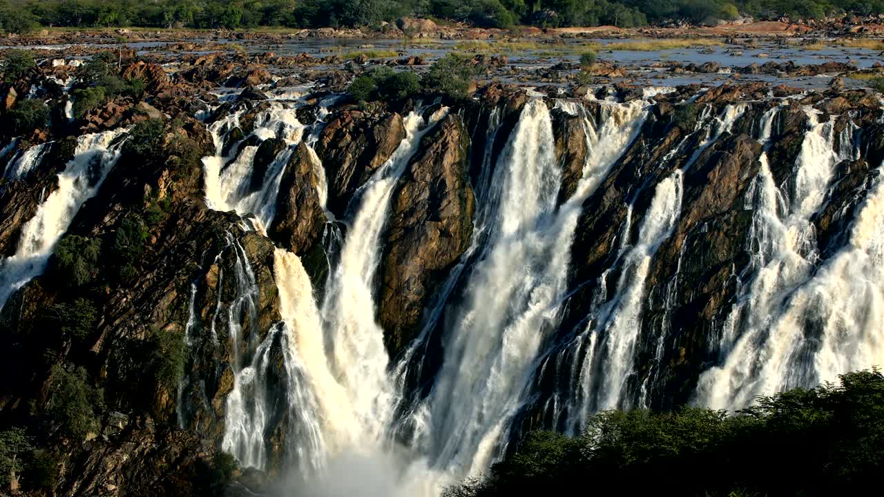 나미비아 북부의 쿠네네 강에 있는 루아카나 폭포