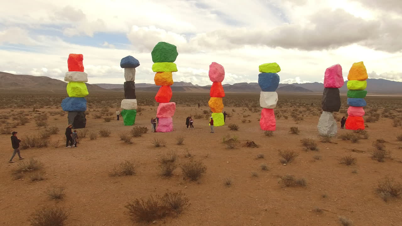 снимок с воздуха над художественной инсталляцией "семь гор" уго рондиноне в пустыне невада недалеко от лас-вегаса 1