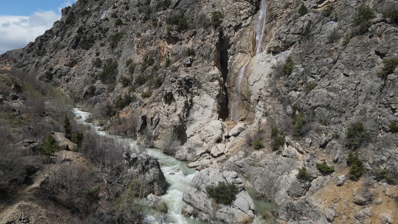 cascada que se vierte en el arroyo