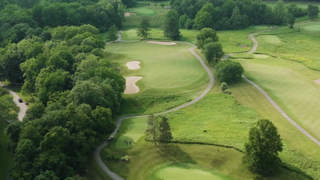 Toma-Aérea-De-Drones-De-Los-Campos-De-Golf-De-Lawrence-Indiana-En-Indiana,-Revelación-De-Inclinación-Hacia-Arriba