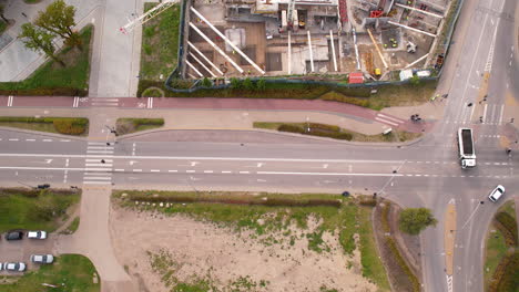 tomada aérea de arriba hacia abajo que muestra el centro de la ciudad de gdansk con el sitio de construcción en un día soleado - camión saliendo
