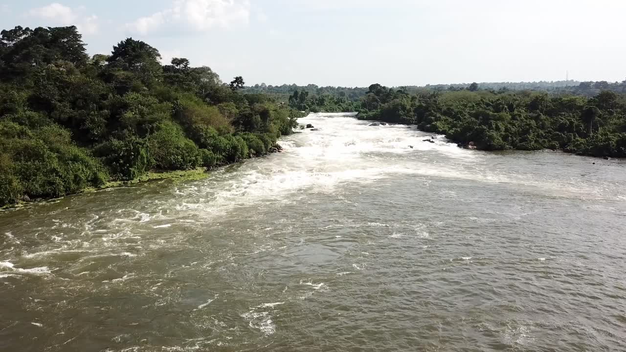 vista de drones del hermoso río nilo en jinja, uganda