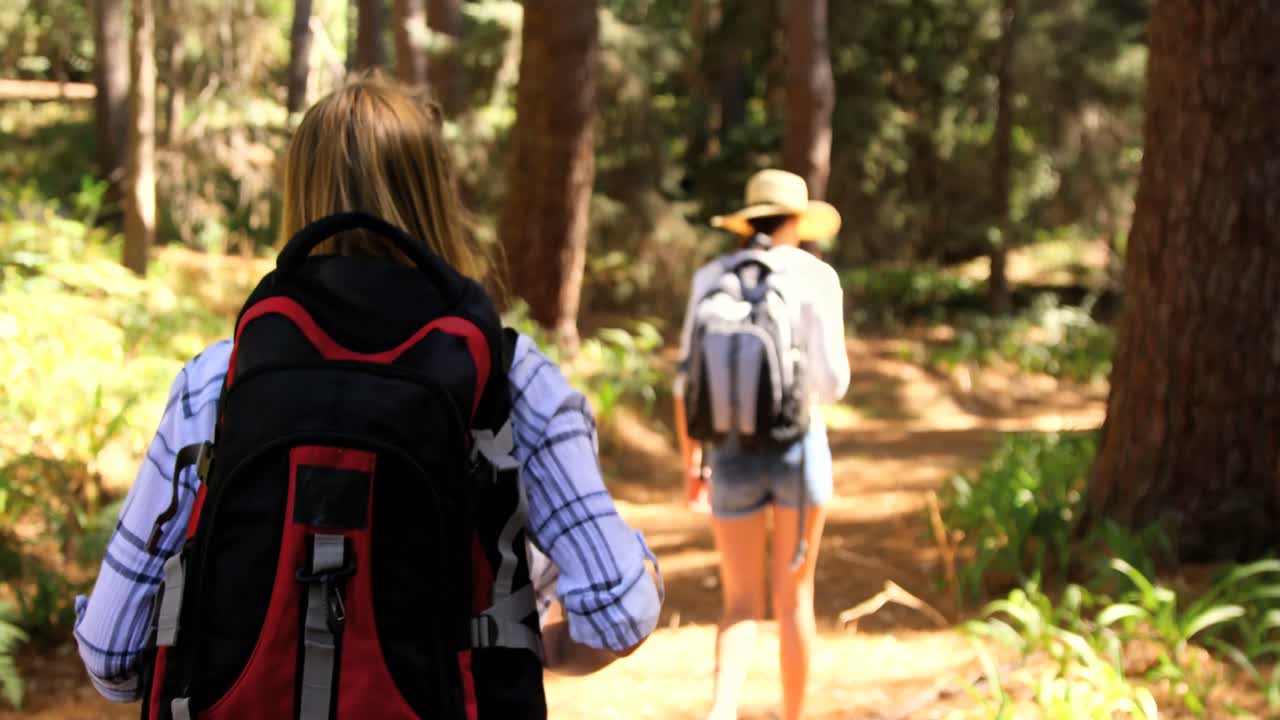 dos mujeres excursionistas caminando
