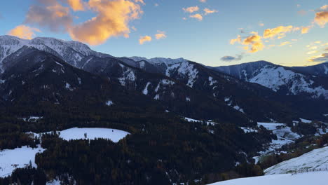 Val-Di-Funes-Ciudad-Dolomitas-Italia-Agudo-Impresionante-Montaña-Rocoso-Dentado-Alpes-Italianos-Lavaredo-Picos-Valle-Tirol-Tirol-Bolzano-Celestial-Atardecer-Octubre-Noviembre-Otoño-Escénico-Paisaje-Pan-Izquierda