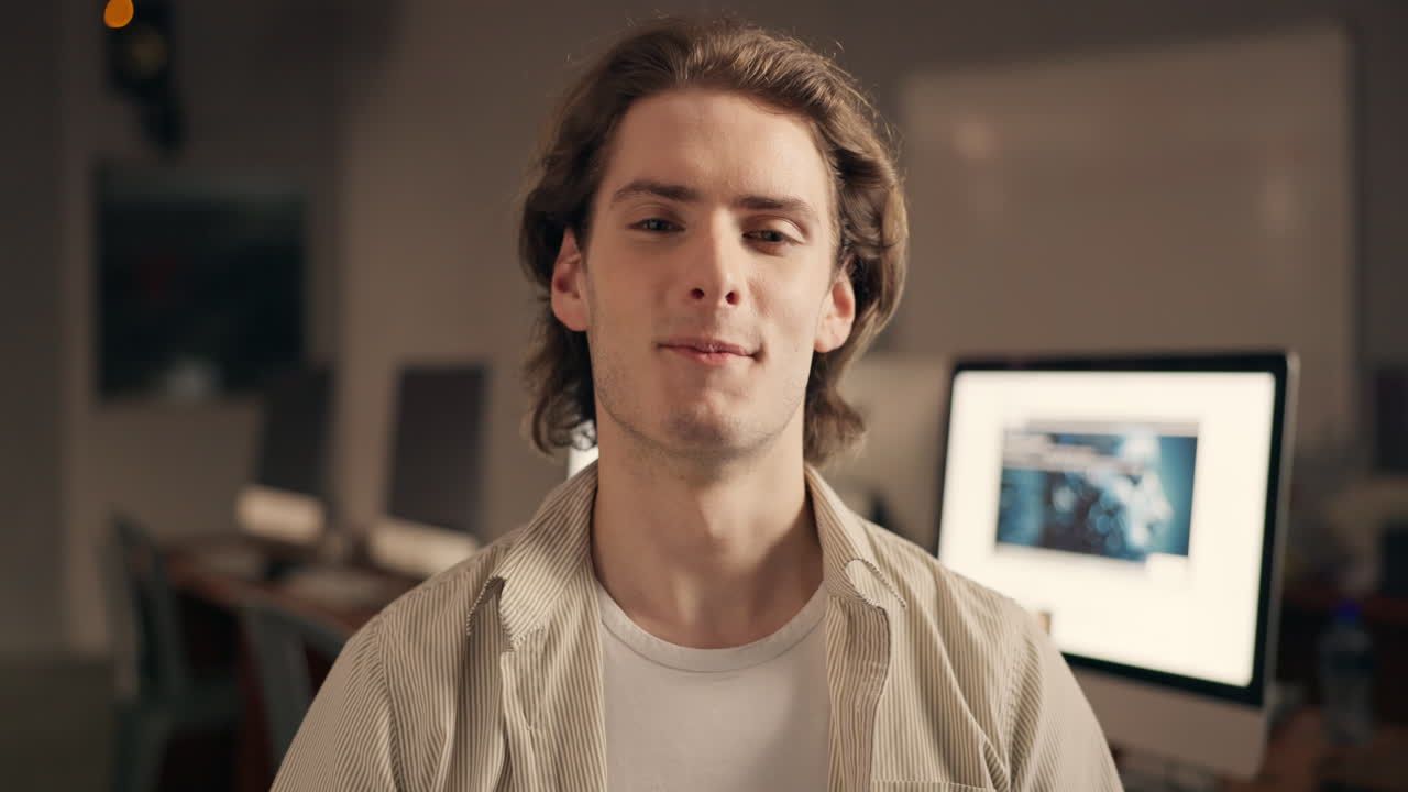 사무실에서 카메라와 대화하는 젊은 남자