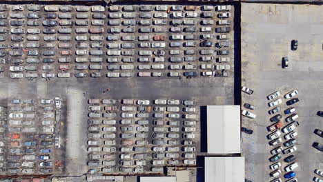 vista aérea de autos usados en recolección de chatarra