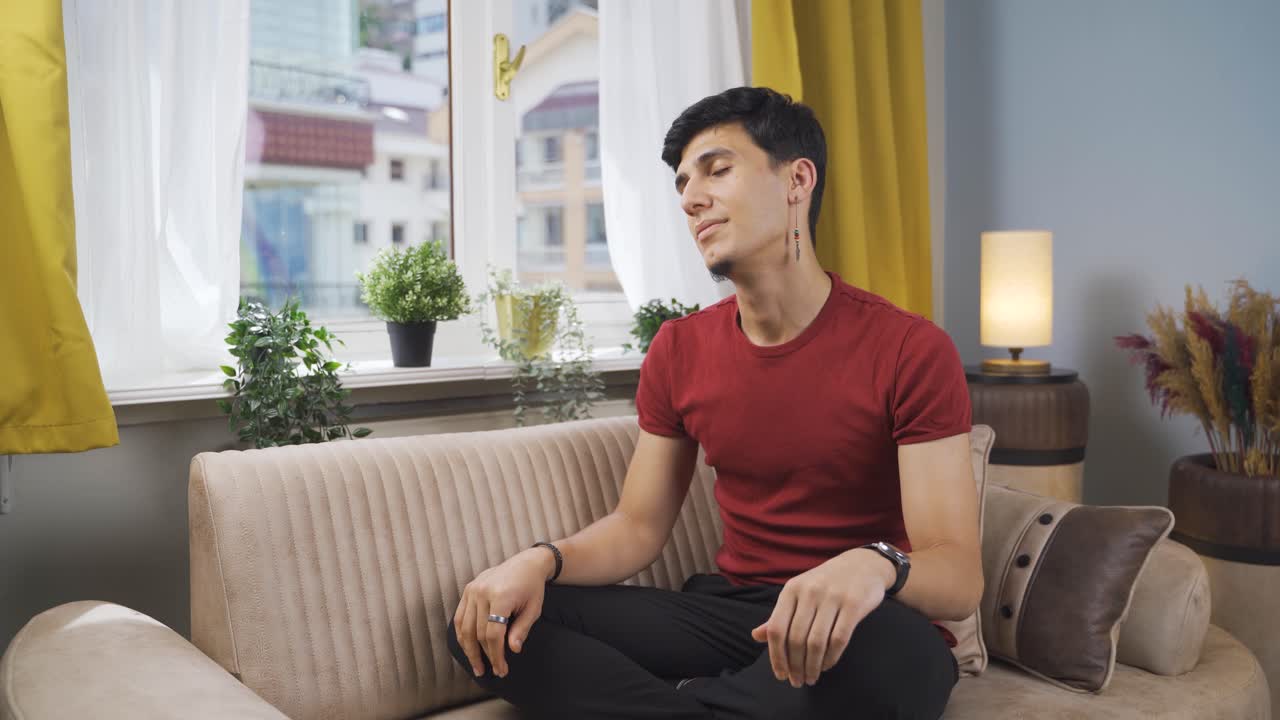 조용하고 평화로운 사람. 그 사람은 집에서 휴식을 취하고 있습니다.