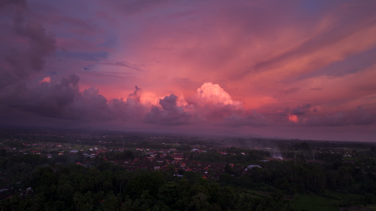 nubes vibrantes en el cielo sobre el campo de ubud bali, vista aérea