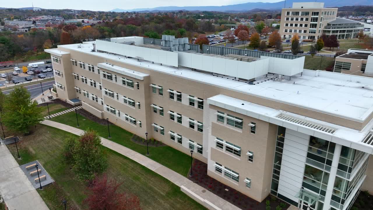 제임스 매디슨 대학교의 대학 기숙사에서 가을에