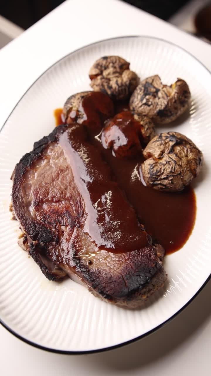 Carne arrosto e patate impiattate con salsa ricca