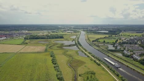 Vista-Aérea-De-Drones-Del-Paisaje-En-El-Canal-En-Los-Países-Bajos