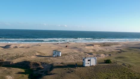 Szenaristische-Weiße-Häuser-Am-Küstenstrand-Von-Rocha,-Uruguay
