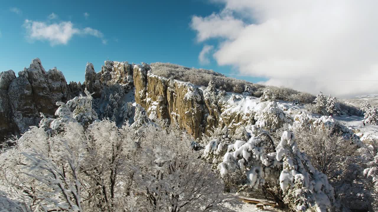 paisaje montañoso nevado con estación de esquí