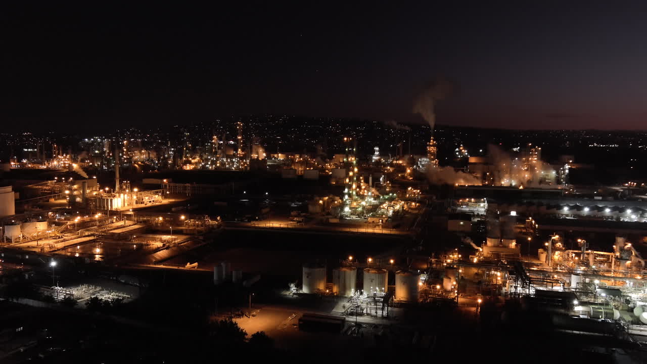 san pedro, california refinería de petróleo y área industrial por la noche - ascendiendo aérea