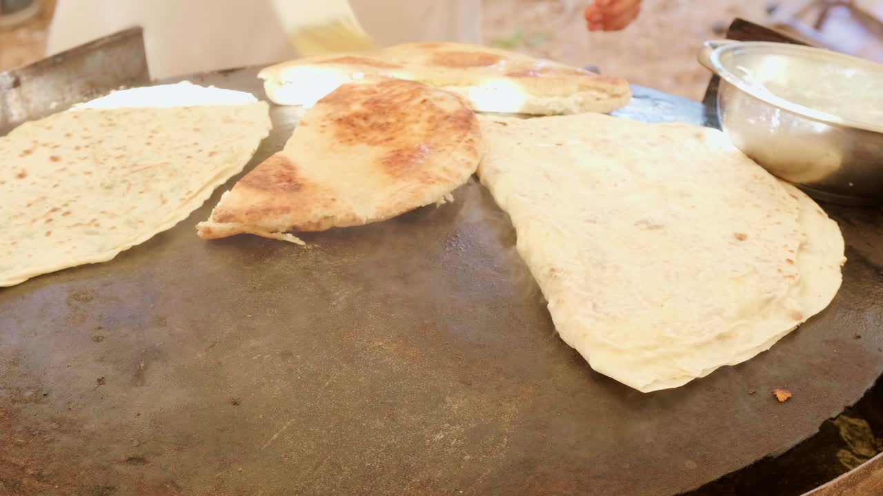 las manos de las mujeres están cocinando gozleme tradicional en el mercado turco.