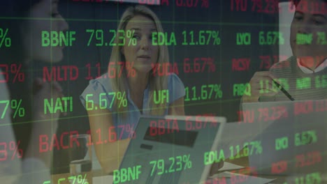 animación del procesamiento de datos financieros sobre diversas personas de negocios