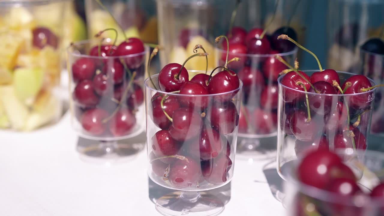 cerezas frescas en vasos transparentes en la mesa