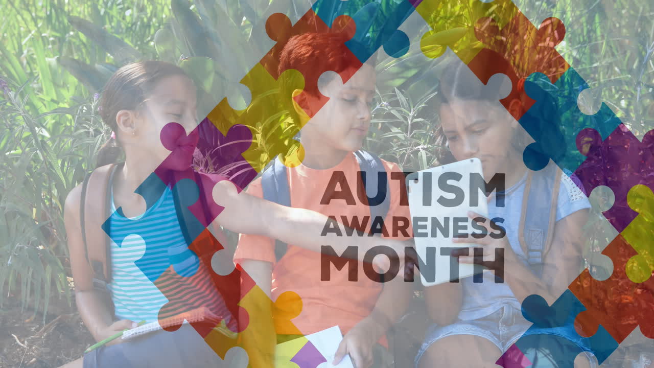Animazione di pezzi di puzzle colorati e testo autismo sopra scolari che usano tablet