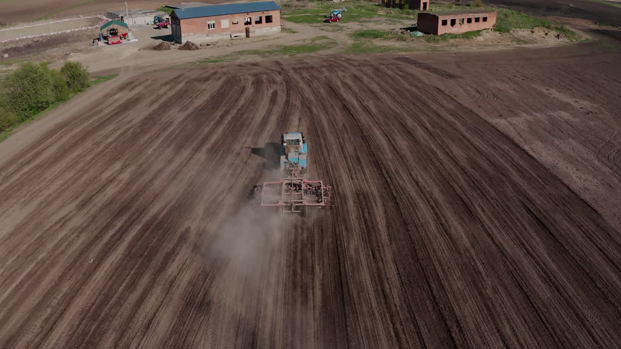 un tractor arando un campo agrícola seco, preparando la tierra para la siembra. industria agrícola. procesamiento del campo en la granja.
