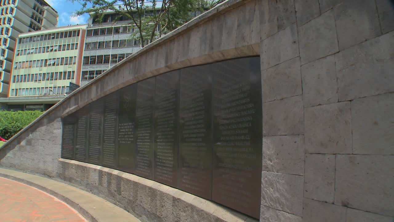 나이로비 폭격 기념관은 1998년 8월 17일의 비극을 기념합니다.