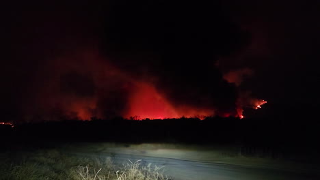 Hermosa-Luz-De-Un-Trágico-Fuego-Que-Arde-Rojo-Carmesí-Por-La-Noche-En-Las-Montañas