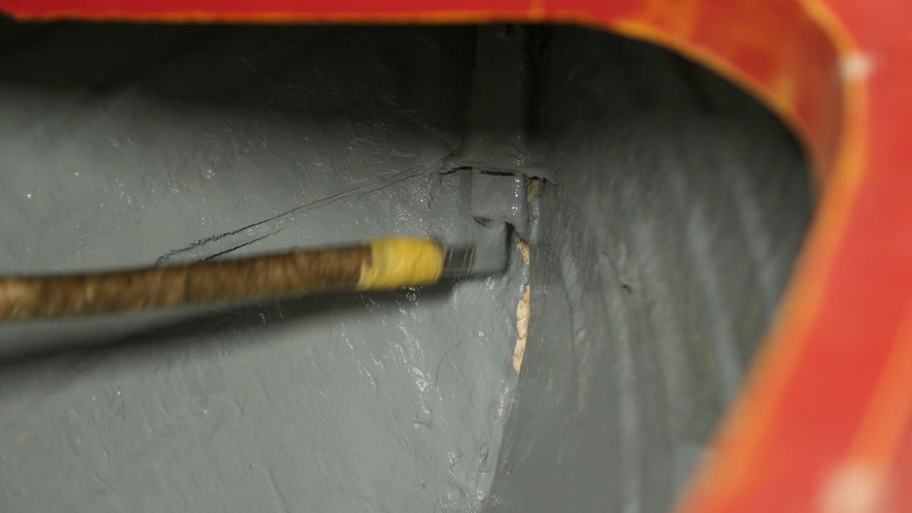Maling indvendigt i glasfiberbåds bov med forlænget pensel