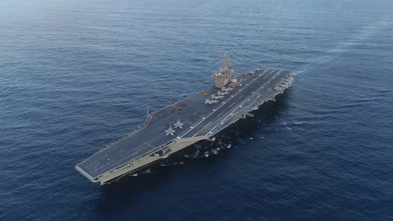해상에서 항공모함 니미츠