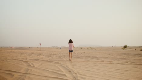 사막을 걷는 여자