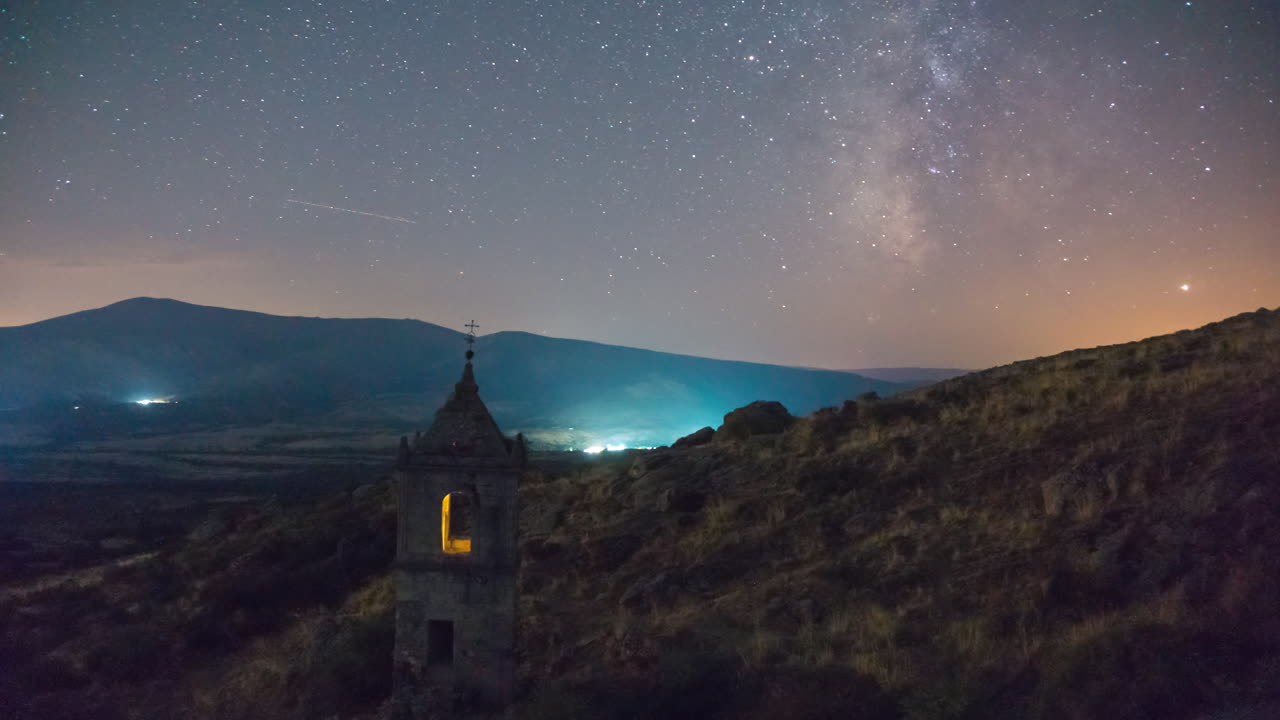 una de las últimas vías lácteas de la temporada que se encuentra detrás de la vieja y abandonada torre de campana del monasterio en ávila, españa