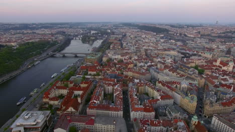 Toma-Aérea-De-Praga-Y-El-Río-Vltava-República-Checa