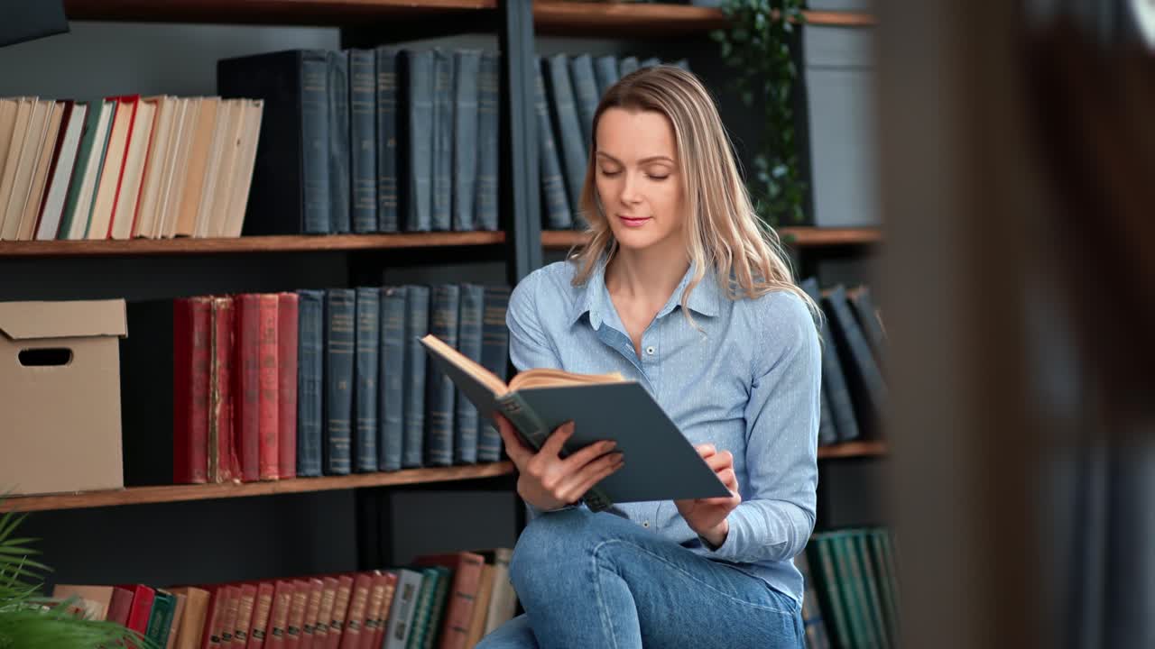 mujer sonriente leyendo un interesante libro de papel de portada vintage pasando tiempo en la biblioteca pública