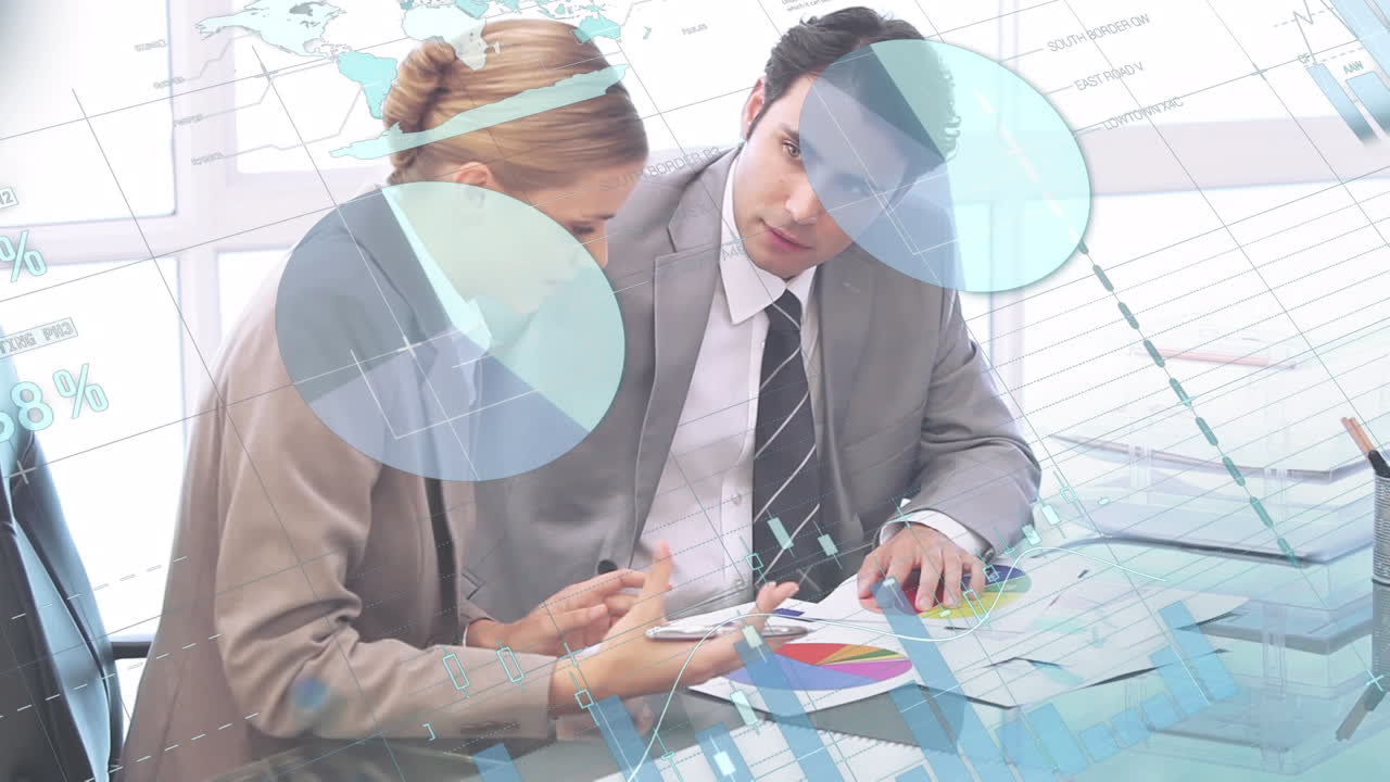 la escena muestra a hombres de negocios trabajando en gráficos en una oficina brillante