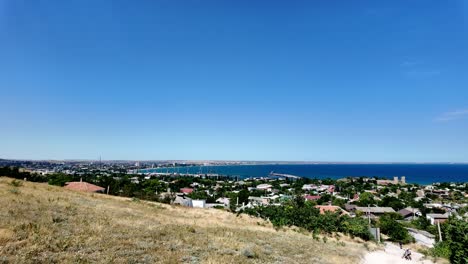 Eine-Malerische-Aussicht-Auf-Die-Küste-Der-Krim-An-Einem-Klaren-Sommertag