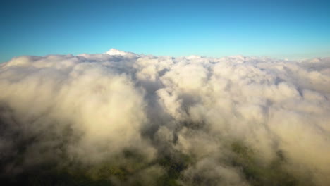 Filmische-Drohnenaufnahme,-Die-In-Ein-Dichtes-Wolkenmeer-Fliegt