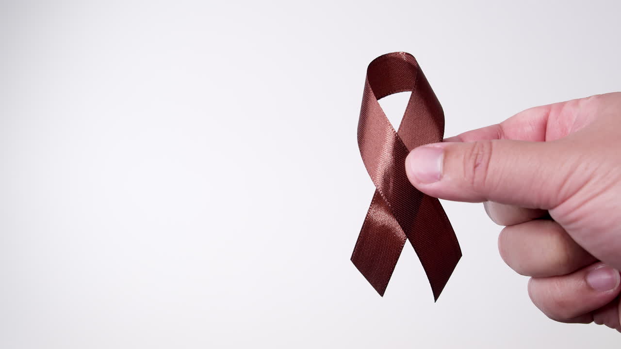 detalle de la mano masculina que sujeta la cinta en color marrón sobre fondo blanco