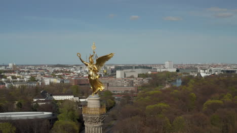 Antenne:-Nahaufnahme-Kreist-Um-Berlin-Siegessäule-Goldene-Statue-Victoria-In-Schönem-Sonnenlicht-Und-Brandenburger-Tor-Im-Hintergrund