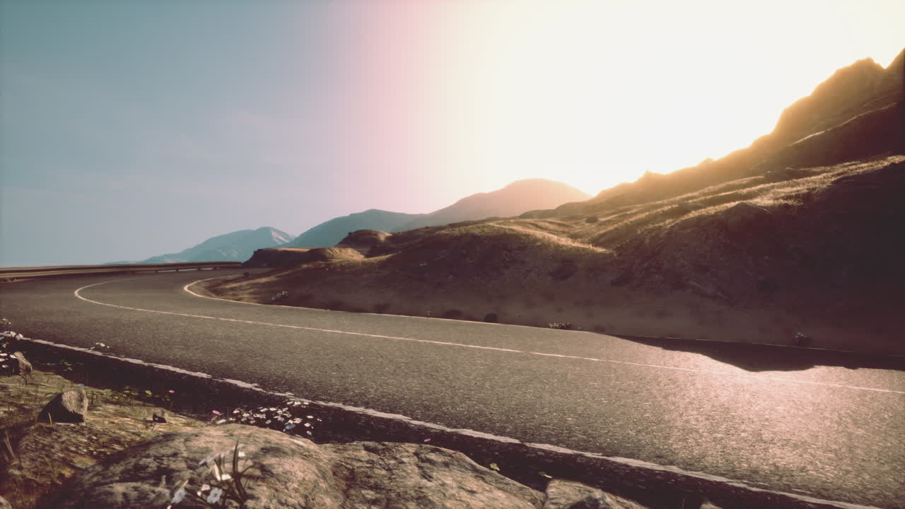 carretera de montaña escénica al amanecer o al atardecer