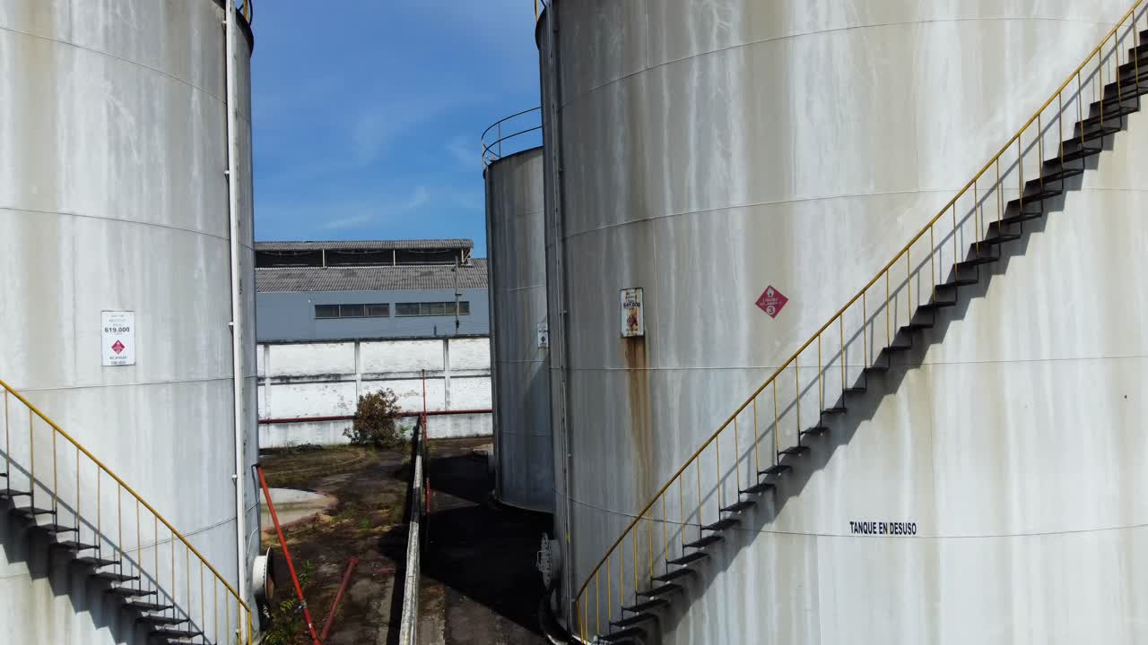 el dron se teje sin esfuerzo entre los tanques, capturando cada detalle de sus superficies desgastadas