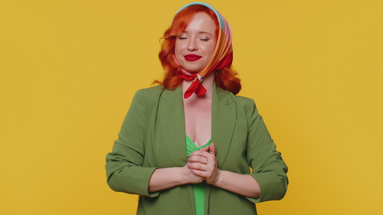 빨간 머리, 은 머리, 스타일리시한 여자, 여자, 엄지손가락을 올리고 승인을 위해 고개를 끄덕이는 여자, 성공적인 좋은 일