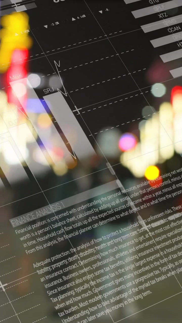 Elaborazione dati finanziari su sfondo di luci notturne della città
